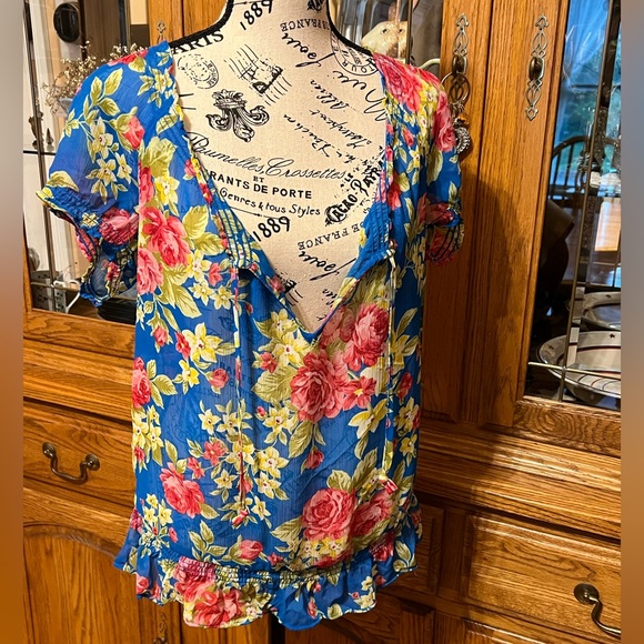 HOLLISTER Flowy, Loose-Fit Sheer Bold Floral 🌺 - Picture 4 of 13